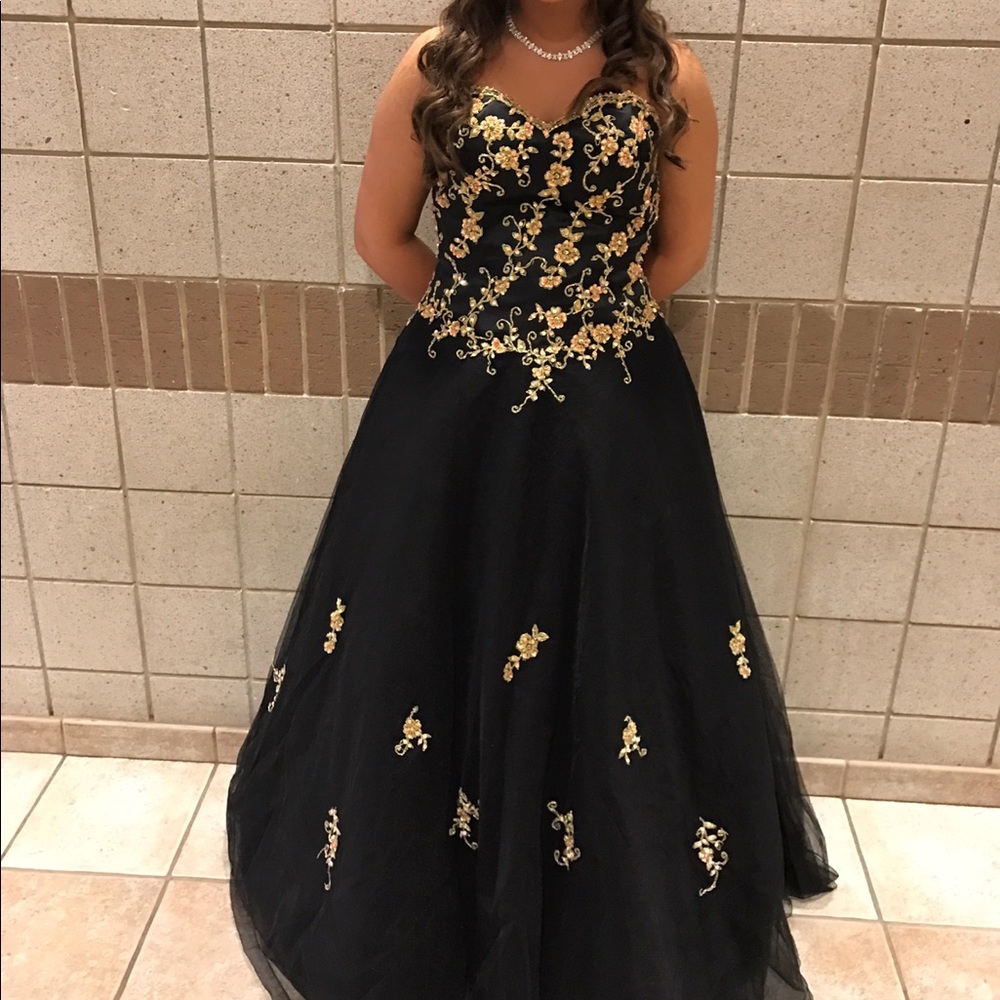 Winning pageant/prom dress-fits true size 6 or 8
